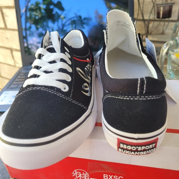 Ladies Sneakers - Picture 4 of 8